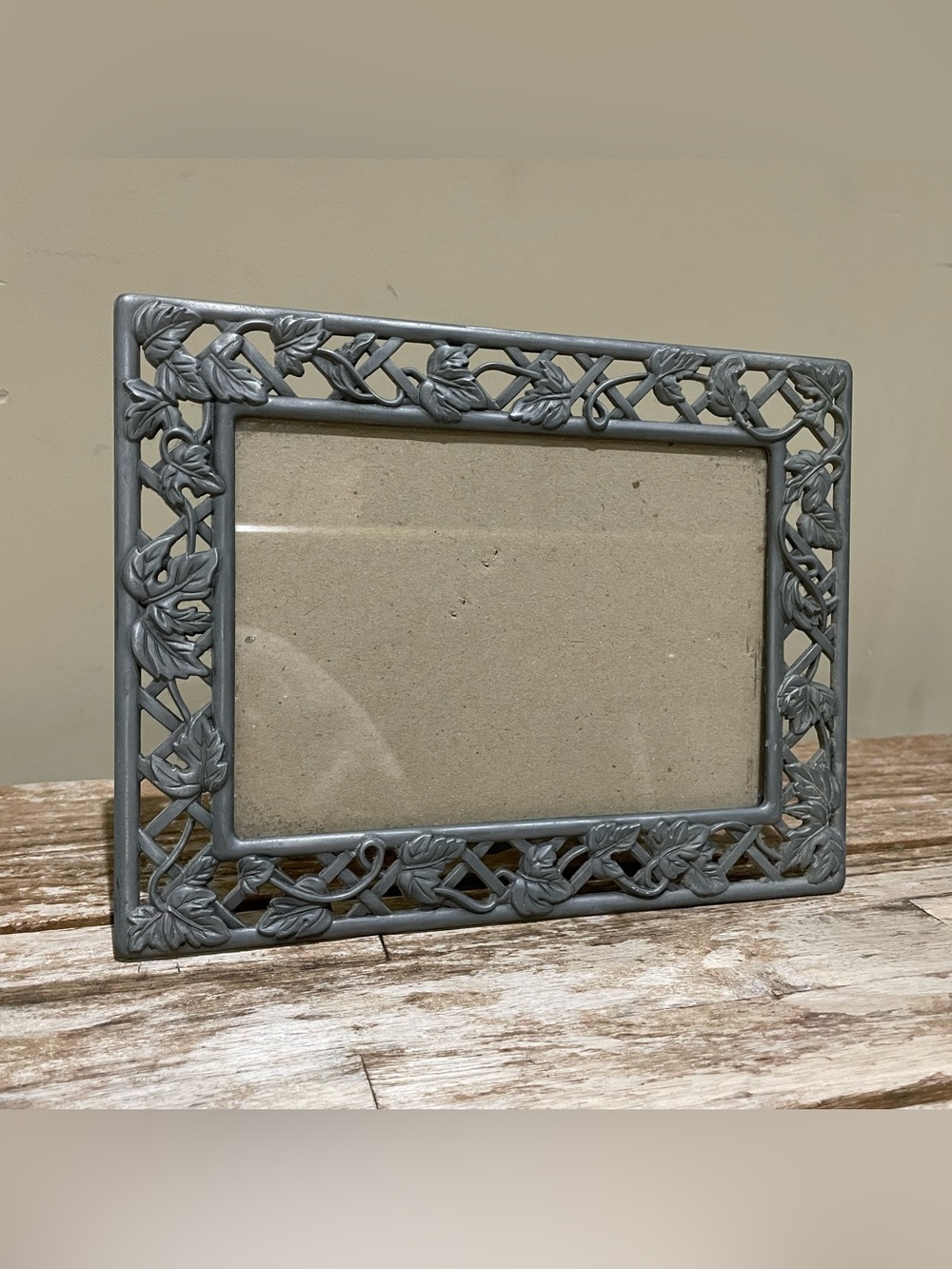 ⭐️Decorative Leaf-Pattern Picture Frame in Metallic Gray⭐️